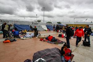 NAVALA MEKSIKANACA NA AMERIČKU GRANICU: 40.000 ljudi čeka da uđe u SAD (VIDEO)