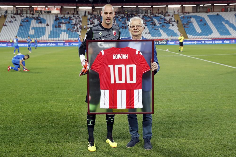 JUBILEJ ZVEZDINOG GOLMANA: Crveno-beli darivali Borjana za 100. nastup! Supruga i sin uz Milana (FOTO)