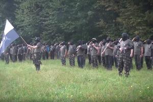 PANIKA NA HRVATSKOJ GRANICI: Maskirani i naoružani, u uniformama s ruskom zastavom, vežbaju u paravojnom kampu?! NIKO NE ZNA KO IH FINANSIRA (VIDEO)