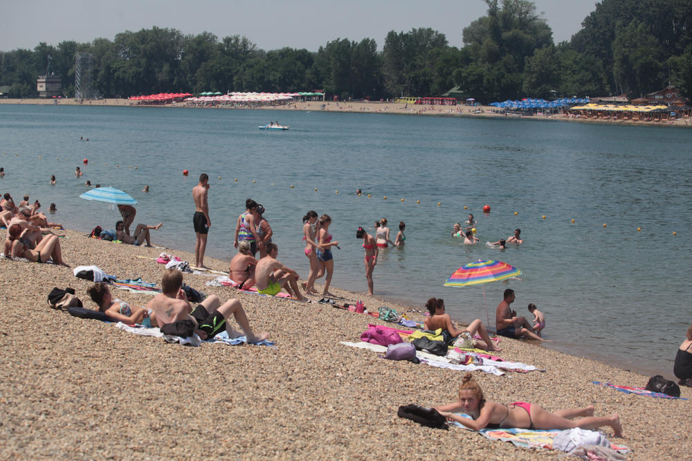 ADA CIGANLIJA PUNA I RADNIM DANIMA: Evo šta Beograđani kažu o poštovanju mera na plaži i u vodi