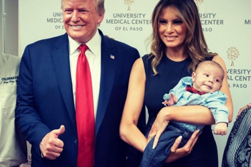 DA LI JE OVO NORMALNO: Tramp se opet OBRUKAO! Nasmejan i sa podignutim palcem slikao se s bebom kojoj su roditelji ubijeni u masakru u El Pasu! FOTO