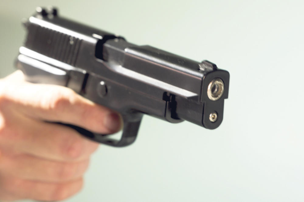 VESELIO SE NA ROĐENDANU PA ZAPUCAO: Policija našla pištolj i municiju