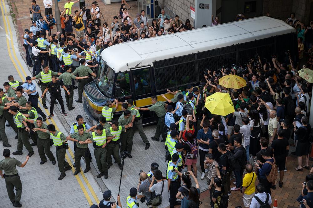 PEKING UPOZORIO LONDON DA NE ROVARI PO KINI: Ne mešajte se u pitanja Hongkonga!