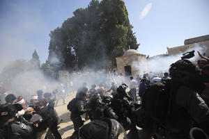 ŽESTOKI SUKOBI U JERUSALIMU: Palestinci bacali kamenice na policajce, ovi odgovorili suzavcem i gumenim mecima (VIDEO)