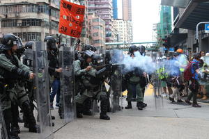 NOVI PROTESTI U HONKONGU: Policija ispalila suzavac na demonstrante (VIDEO)