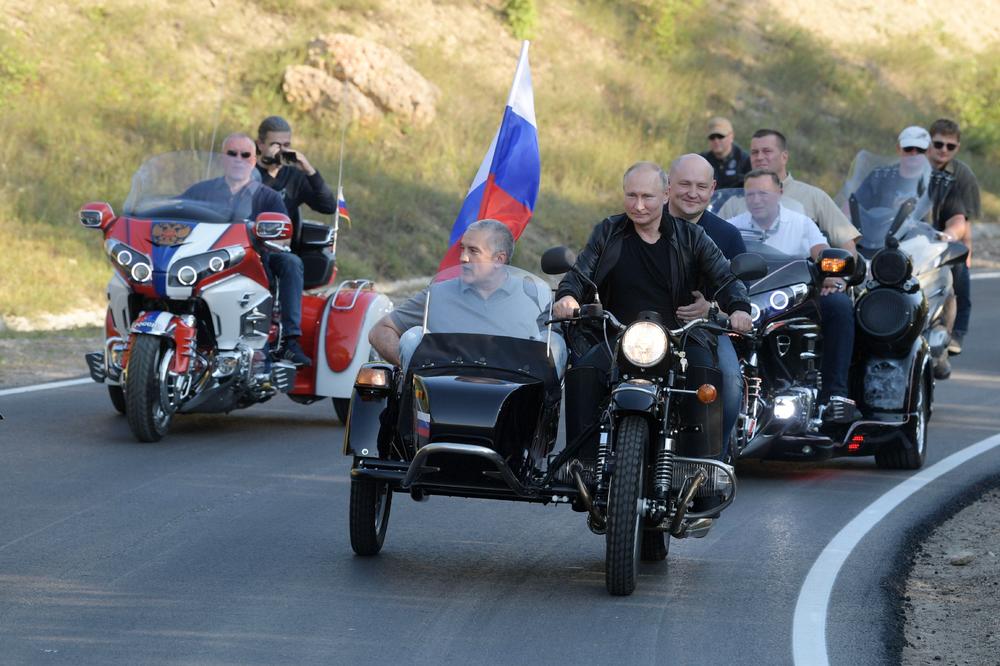 UKRAJINCI OVO NE MOGU DA MU OPROSTE: Putin sa Noćnim vukovima prokrstario Krimom, a imao je i poseban motor! (VIDEO)
