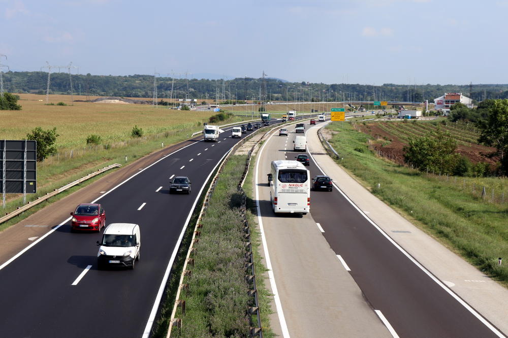 UMEREN INTENZITET SAOBRAĆAJA: Savet vozačima da izbegavaju putovanje u najtoplijem delu dana