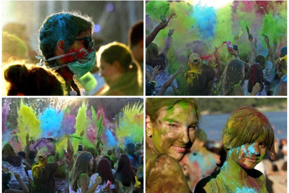 NEVEROVATAN PRIZOR NA ŠTRANDU: Mladi se gađali bojama u prahu, evo kako su uživali u zabavi na Festivalu boja (FOTO, VIDEO)
