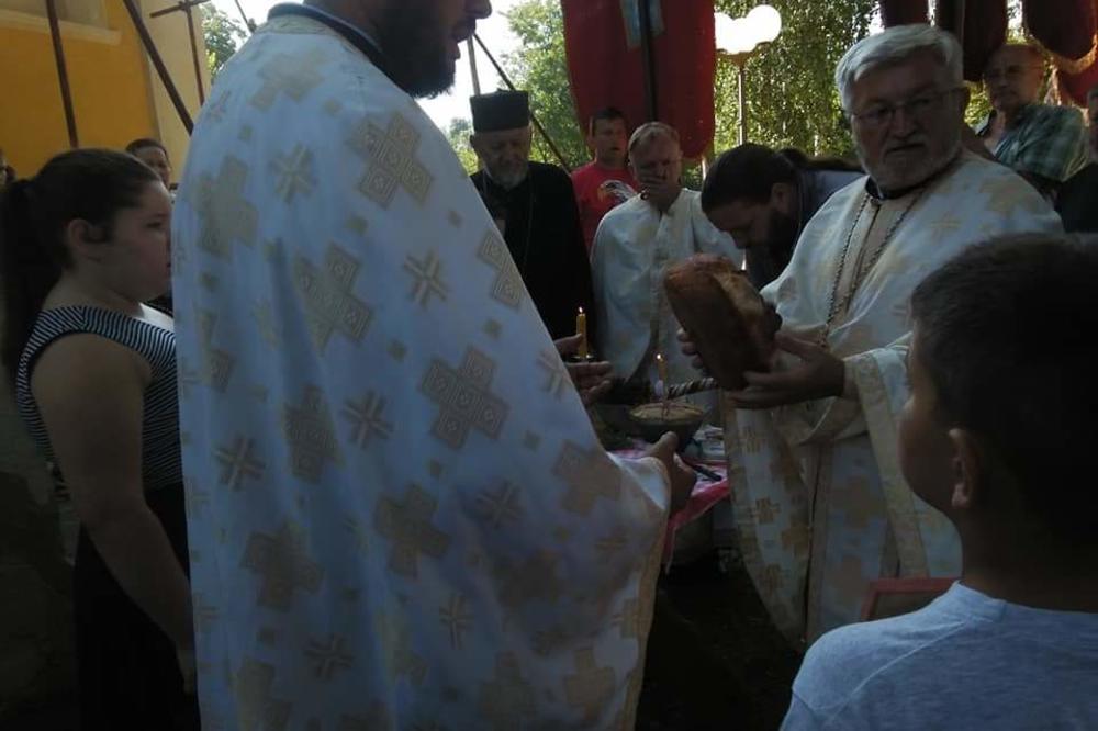 NA OBRONCIMA GLEDIĆKIH PLANINA NEKOLIKO MLADIH PORODICA OSTALO NA DEDOVINI: Održana crkvena slava u selu Zakuta, svečanosti prisustvovao i gradonačelnik Kraljeva
