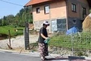 DA LI STE IKAD VIDELI OVAKO NEŠTO: Ova žena je našla jedinstven način za pranje tepiha, a sad se ceo Balkan smeje! (FOTO)