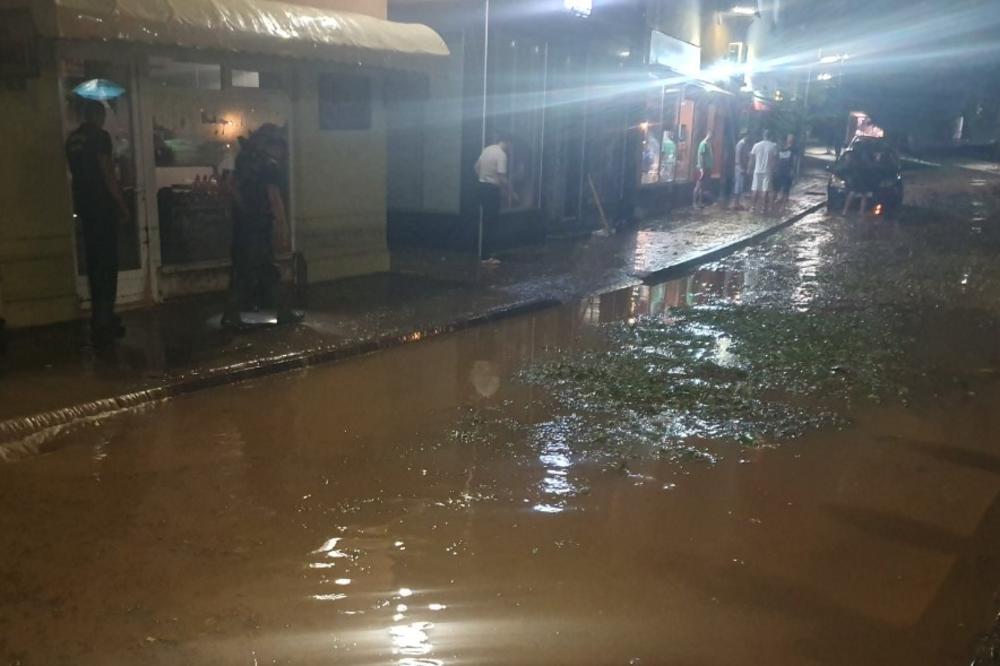 HAOS U CENTRU GORAŽDA: Posle jake kiše izlila se kanalizacija, vlasnici lokala na velikim mukama (VIDEO)