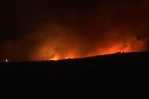 VATRENA KATASTROFA U GRČKOJ: Za 24 sata izbilo čak 56 požara! Vatrena stihiija izmakla kontroli! Najgore je na Eviji! (VIDEO)