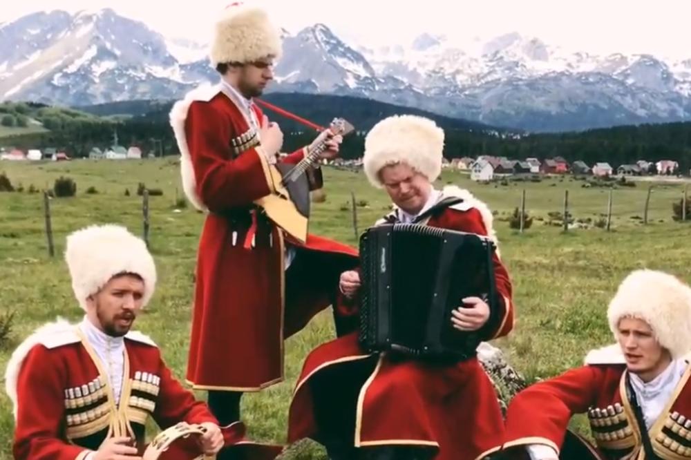 TAMO DALEKO, TAMO JE SRBIJA! Srbija i Crna Gora jesu jedno: Orila se pesma CRNOM GOROM, kozački ansambl preneo ljubav Srbima! (VIDEO)