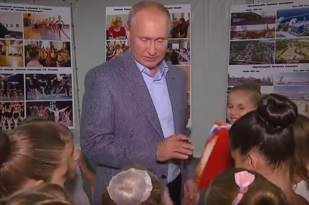 PALA PUTINOVA MASKA, OVAKVOG GA NIKO NIJE VIDEO: Ruski predsednik se načisto RASTOPIO pred malom balerinom i PAO NA KOLENA pred njom! (VIDEO)