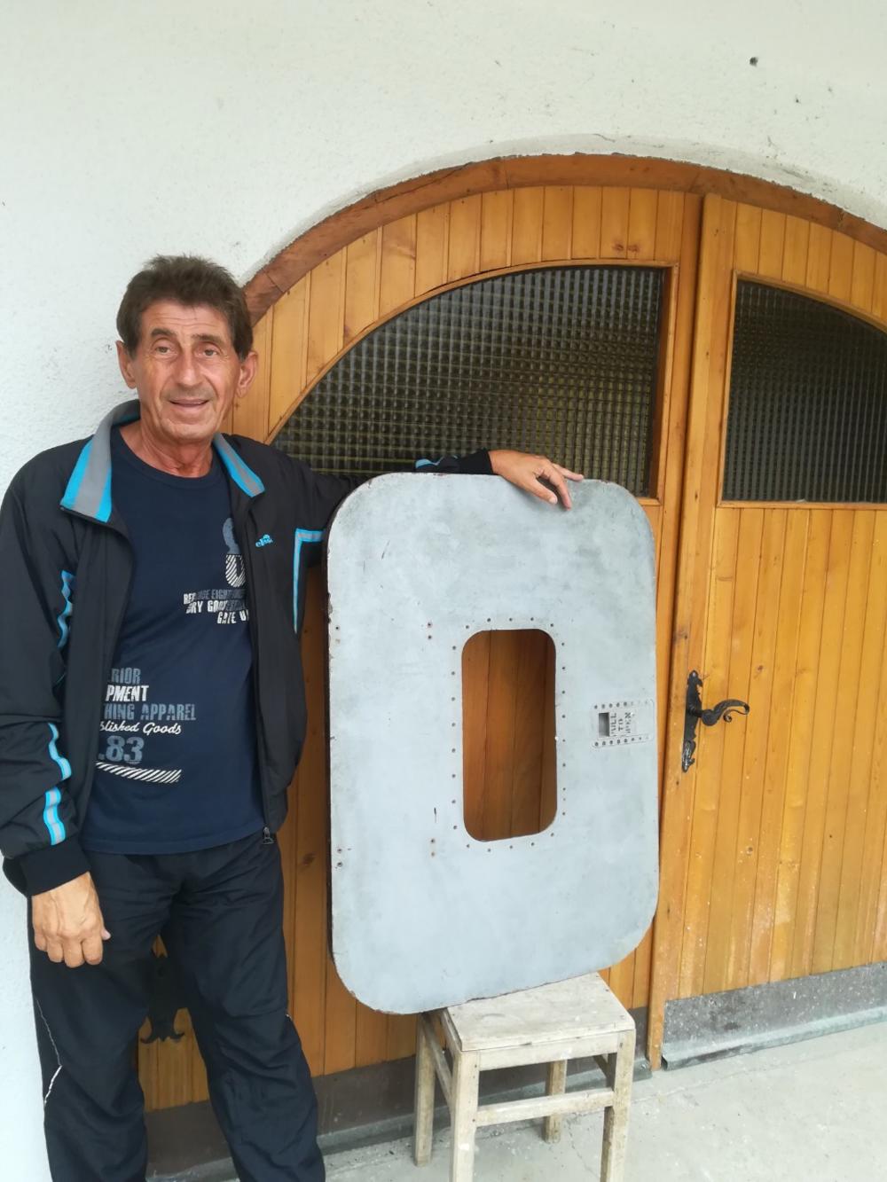 Sin Raje Milićevića sa vratima aviona koja su razvalili