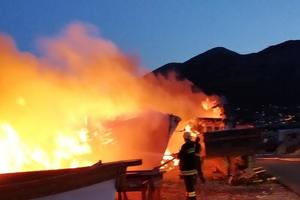 VELIKI POŽAR U MARINI U BARU: Izgoreli brod ruskog državljanina i drvene barke, vatrogasci VIŠE OD SAT gasili plamen! (FOTO)