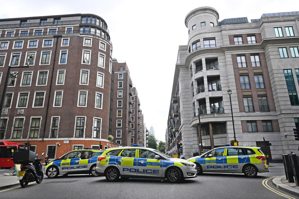 PANIKA U LONDONU, NAPADNUT SLUŽBENIK MUP VELIKE BRITANIJE: Isečen nožem preko lica i to ispred radnog mesta! (FOTO, VIDEO)