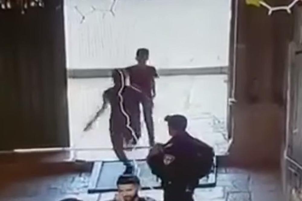 OD MALIH NOGU UČE DECU DA MRZE: Dva palestinska dečaka napala nožem izraelskog policajca u Jerusalimu! (VIDEO)