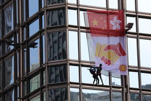 PODVIG FRANCUSKOG SPAJDERMENA U HONGKONGU: Popeo se na neboder od 68 spratova i okačio simbol pomirenja! (VIDEO)