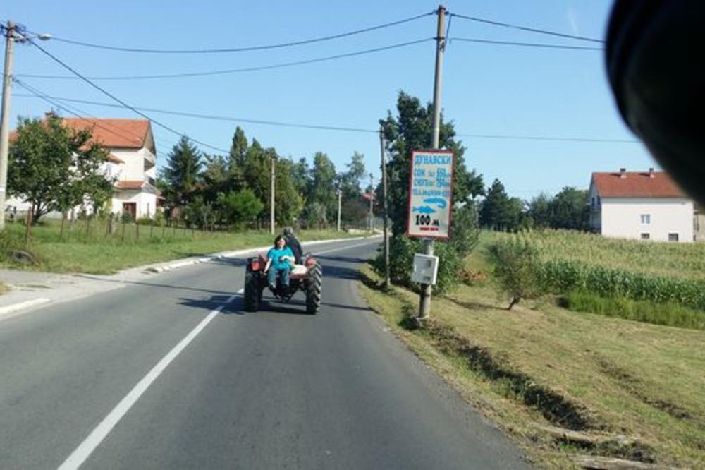 ČITALAC KURIRA JAVLJA! EVO KAKO SE VOZI TRAKTOR U BARAJEVU: Muškarac i žena seli na mašinu, niti su vezani, niti se drže (FOTO)