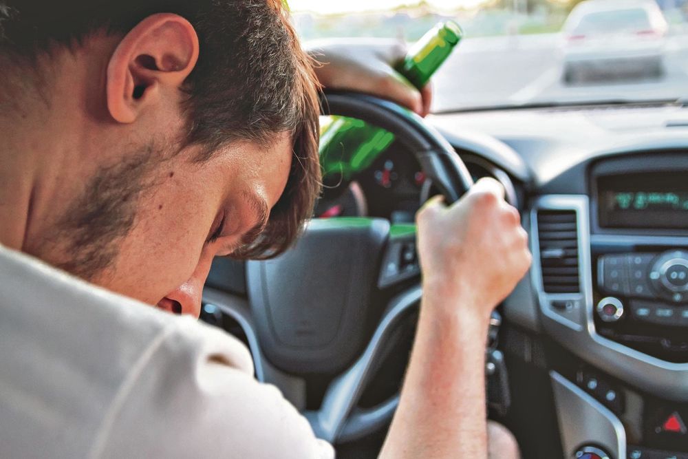 pijan, vozač, auto, devojka, čovek, flaša, alkohol