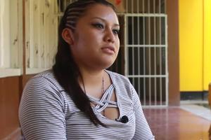ZBOG POBAČAJA JE OSUĐENA NA 30 GODINA ZATVORA, A SADA JOJ PONOVO SUDE: Devojka iz El Salvadora je kao tinejdžerka bila žrtva silovanja, kaže da nije ni znala da je trudna i da ne oseća krivicu! (VIDEO)