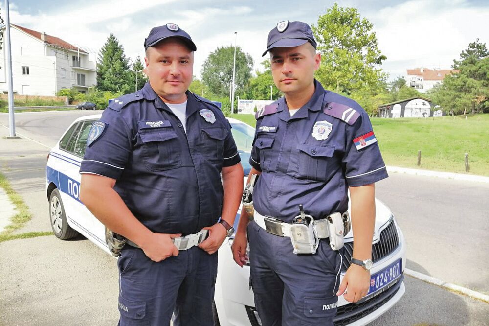 OVO SU POLICAJCI KOJI SU SPASLI DEVOJČICU (9) NA AUTO-PUTU: Otac deteta bio je u očaju, a onda su saobraćajci munjevito reagovali!