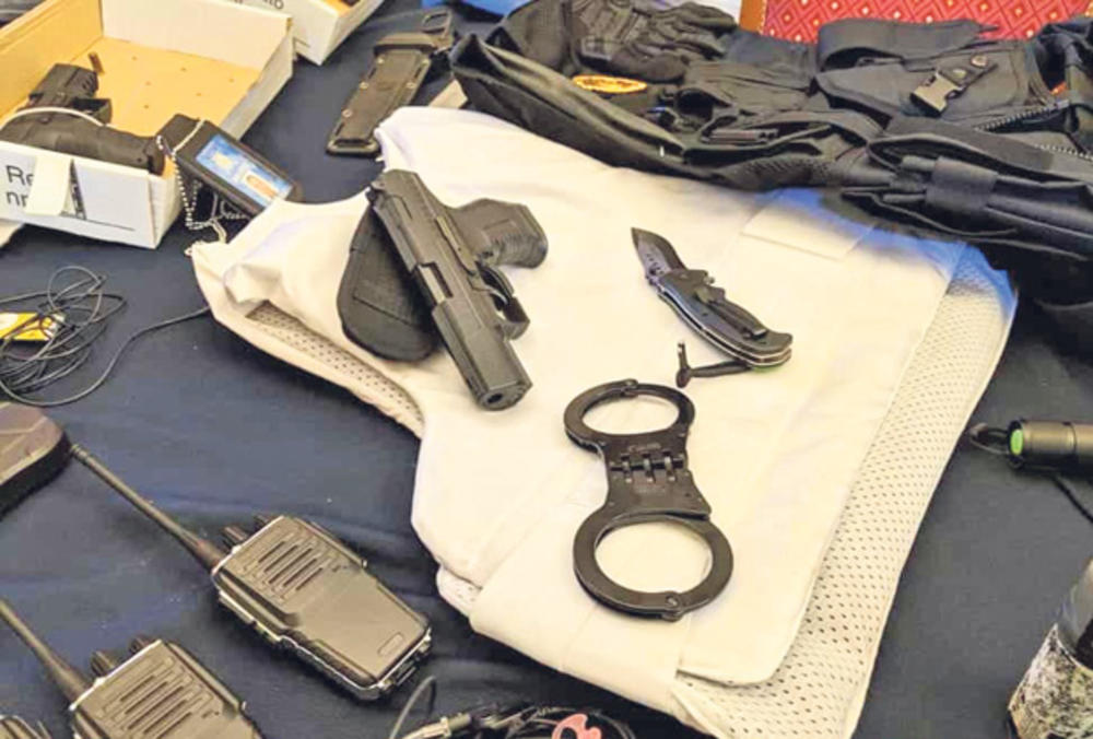 Lažni pištolji i  druga policijska  oprema... Rekvizite  otmičara  pronađene  u kamionu