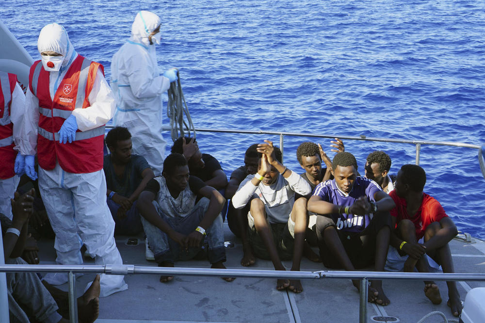 KRAJ AGONIJE KOJA JE TRAJALA 19 DANA: Migranti iz Afrike počeli da se iskrcavaju  na ostrvo Lampeduza!