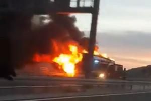 HOROR U HRVATSKOJ: Zapalio se češki autobus na auto-putu, vatrena stihija progutala celo vozilo! (VIDEO)