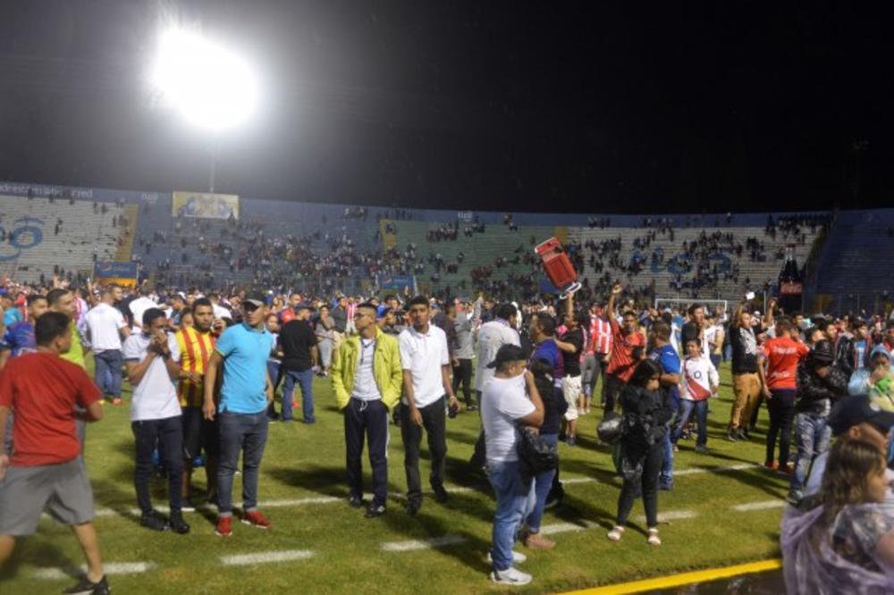 TROJE MRTVIH U SUKOBU NAVIJAČA: Haos pre fudbalskog derbija u Hondurasu (VIDEO)