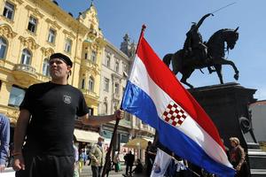 SRAMOTA! NE PRESTAJU DA PROVOCIRAJU SRBE: Ustaška zastava postavljena na ulazu u crkvu u srpskom selu Otišić!