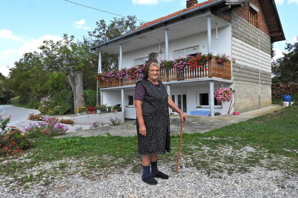 BAKA ANA (83) ŽIVI U ČAK 3 ŽUPANIJE! Svima sam pravi hit! Kuća mi je u jednoj, bašta u drugoj, a kanalizacija u trećoj!