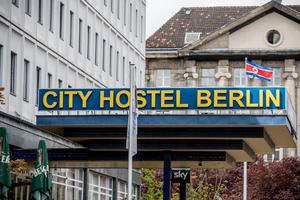 ZBOG NJEGA NEMAČKA HOĆE DA SE POJEDE ŽIVA: Kimov hostel u srcu Berlina trn u oku vlastima, ali niko mu ništa ne može!