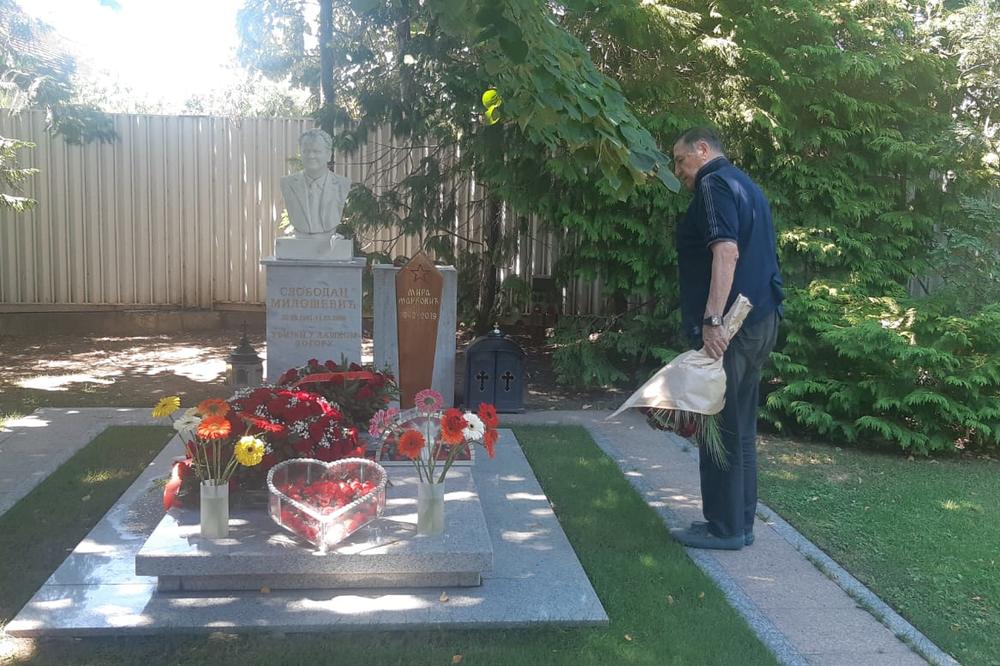SLOBA NIJE BIO SVETAC! Mrkonjić položio cveće na grob bivšeg predsednika Srbije!