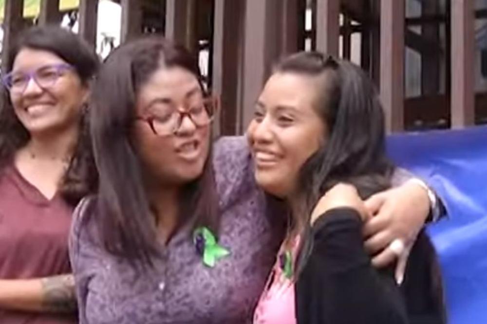 PRETILO JOJ JE 40 GODINA ZATVORA ZBOG POBAČAJA, A DANAS JE PROGLAŠENA NEVINOM: Devojka iz El Salvadora je bila žrtva silovanja, a onda je robijala zbog abortusa! Sada izlazi na slobodu! (VIDEO)