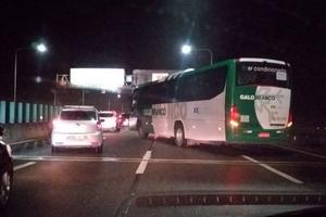 TALAČKA DRAMA U BRAZILU: Otmičar drži autobus pun putnika nasred mosta Rio-Niteroj i preti da će ZAPALITI VOZILO! (VIDEO)