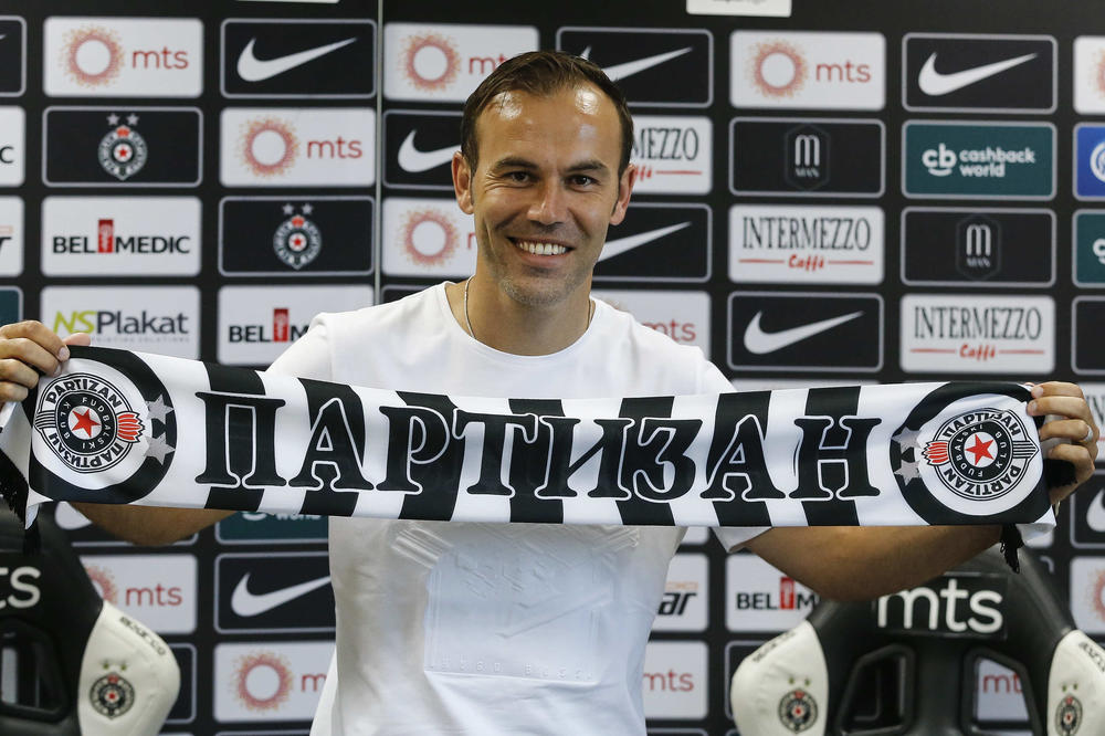 KURIR NA LICU MESTA! Partizan promovisao najveće pojačanje ovog leta: Natho stavio potpis na ugovor sa crno-belima!