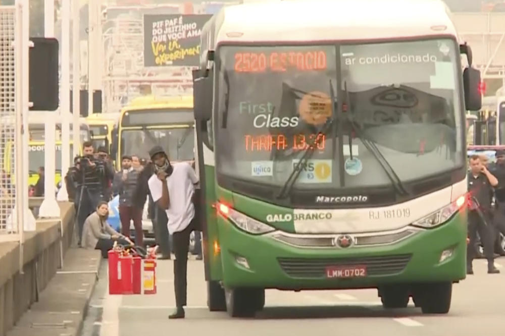 POGLEDAJTE TRENUTAK KADA JE POGOĐEN OTMIČAR U BRAZILU: Izašao je iz autobusa, bacio torbu, a onda ga je snajperista pronašao (UZNEMIRUJUĆI VIDEO)