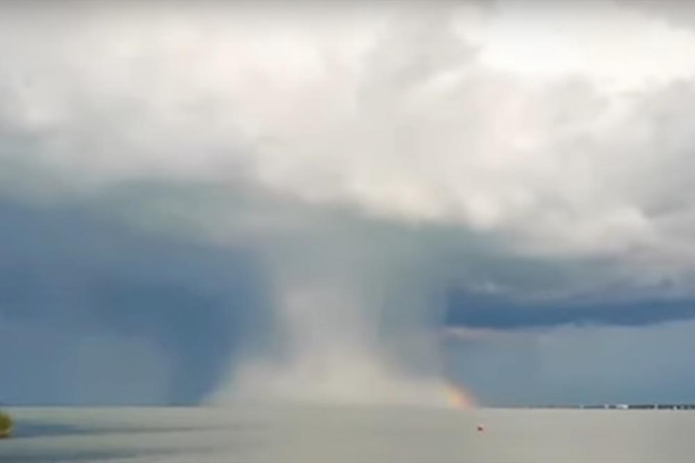 ATOMSKA PEČURKA U MAĐARSKOJ: Čudni oblak iznenadio kupače na Balatonu, evo o čemu je reč (VIDEO)