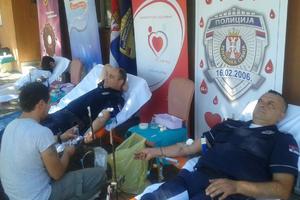 PRIKUPLJENE 82 JEDINICE KRVI: Vranjska policija u akciji dobrovoljnog davanja krvi za potrebe VMA (FOTO)