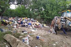 IZBAČENO 300 KUBNIH METARA OTPADA! Komunalna policija Kragujevca: Prinudno čišćenje smeća iz dvorišta (FOTO)