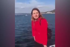 AU KAKAV MALER! Stajala je na obali mora i htela da nahrani galebove, ali umesto đevreka bacila im je telefon! (VIDEO)