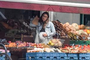 KIRA NAJTLI JE PROŠETALA DO PIJACE SA STOMAKOM DO ZUBA! Glumica se potpuno PROMENILA, a jedna stvar je svima ZAPALA za oko (FOTO)