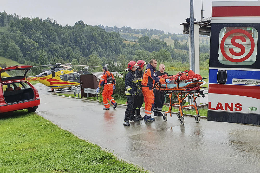 TURISTE NA PUTU KA ČELIČNOM KRSTU POKOSIO GROM: U nevremenu u Poljskoj stradalo 3, a povređeno 22 (VIDEO)