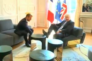 OVAJ GEST DŽONSONA JE ZGROZIO SVE: Britanski premijer se u Makronovoj rezidenciji previše opustio (VIDEO, FOTO)