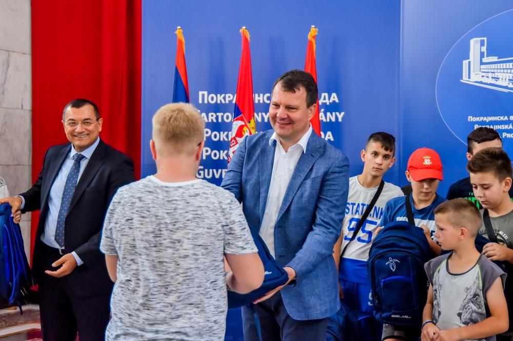 POKRAJINSKA VLADA: Predsednik Mirović priredio prijem za đake sa Kosova i Metohije