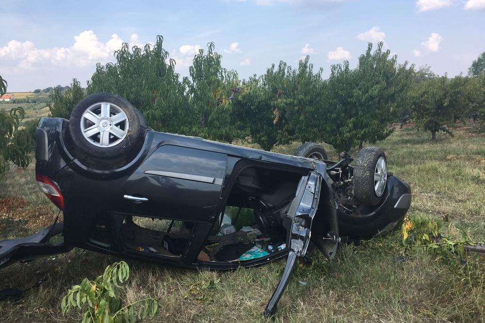 UŽASNE SCENE SA LICA MESTA: Nesreća na magistralnom putu Topola-Kragujevac, reno se prevrnuo na krov (FOTO)