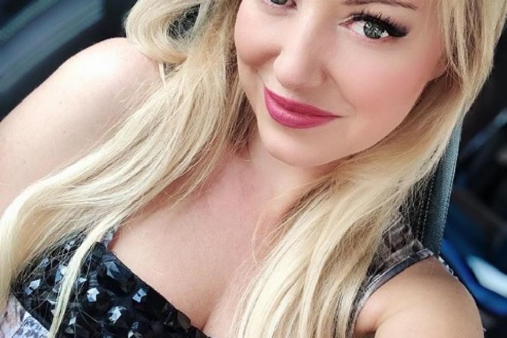 SEKSI IVANA SE BAŠKARI NA GLISERU: Pevačica raspametila fanove dugim nogama i dekolteom! (FOTO)