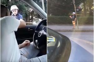 MALI VASILIJE (6) HIT NA BALKANU: Kad ovaj dečak reguliše saobraćaj, nema ko ne poštuje propise! (VIDEO)